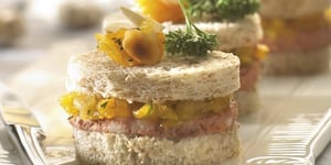 MINI-SANDWICHES AU PÂTÉ DE GIBIER ET CHUTNEY D’ABRICOTS