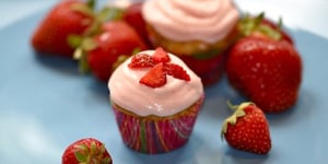 Photo de la Recette: Minis Cupcakes à la Vanille et Glaçage aux Fraises