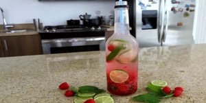 Mojito à Saveur de Framboises à Boire dans une Bouteille