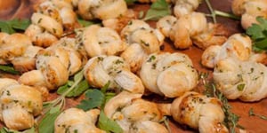 Photo de la Recette: NŒUD FEUILLETÉ AUX FINES HERBES ET À L’AIL