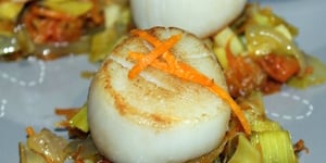 Photo de la Recette: NOIX DE SAINT JACQUES, FONDUE DE POIREAUX ET SAUCE À L'ORANGE