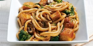 Nouilles au Tofu Croustillant et Légumes Sautés