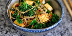 Photo de la Recette: Nouilles Soba au Tofu, Chou Kale et Furikake