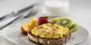 Photo de la Recette: Œufs Brouillés et Fromage sur une Rôtie
