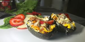 Oeufs broyés avec Petits Légumes dans une Pelure D'Avocat