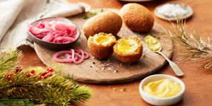 Œufs Écossais avec Salade à L’oignon au Vinaigre