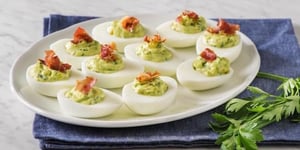 Œufs Farcis à la Crème D’avocat avec Prosciutto