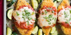 Poulet Parmesan Simple et Savoureuse Cuit au Four avec des Courgettes