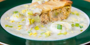 Photo de la Recette: PÂTÉ AU SAUMON SAUCE BÉCHAMEL OEUFS ET POIREAU