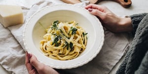 PÂTES À L’HUILE D’OLIVE INFUSÉE AUX CHAMPIGNONS SÉCHÉS, À L’AIL & AU CITRON