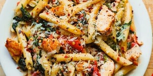 Pâtes au Poulet et Bacon avec une Sauce Crémeuse à L’ail