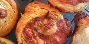 Photo de la Recette: Pain Magique (fromage en grain, oignons caramélisés & fines herbes)