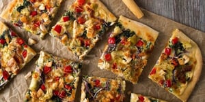 Photo de la Recette: PAIN PLAT AU POULET, AUX ÉPINARDS ET ARTICHAUTS