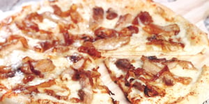 Photo de la Recette: PAN-PIZZA AU POULET BARBECUE ET OIGNONS CARAMÉLISÉS