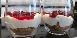 Photo de la Recette: Parfait aux Canneberges et Crème Fouettée