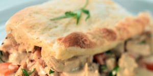 Photo de la Recette: PÂTÉ À LA DINDE AVEC CROÛTE AU OKA CLASSIQUE