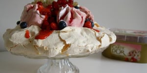 PAVLOVA aux Fruits Rouges & Glace Carte D'or Façon Glacier Fraise et Morceaux de Meringue