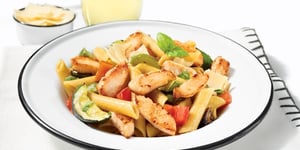 Photo de la Recette: PENNES DE BLÉ AUX POITRINES DE POULET TRANCHÉES, ASSAISONNÉES ET RÔTIES AU FOUR
