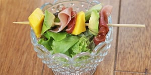 Photo de la Recette: Petites Brochettes Mangue, Jambon Cru & Sel Rose {sans gluten et lactose}