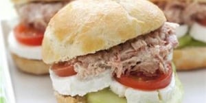 Photo de la Recette: Petits Burgers au Concombre, Fromage et Rillettes de Jambon Bordeau Chesnel
