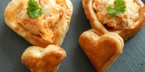 Photo de la Recette: Petits Coeurs en Bouchées à la Reine Saumon-Échalotes