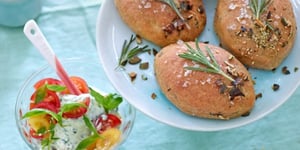 Photo de la Recette: Petits Pains au Fromage Frais et Tomates Cocktail