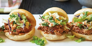 Photo de la Recette: Petits Sandwichs de Porc Éffiloché  BBQ à la Mijoteuse