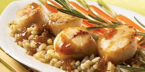 Photo de la Recette: Pétoncles Poêlés avec Sauce à L’érable sur Pilaf D’orge