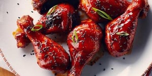 Photo de la Recette: PILONS DE POULET À LA SAUCE BARBECUE HOISIN