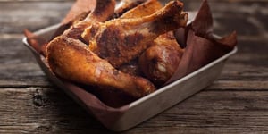 Pilons de Poulet Épicés à la Bière Rousse