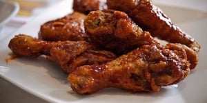 Photo de la Recette: PILONS DE POULET GRILLÉS À LA SAUCE SUCRÉE