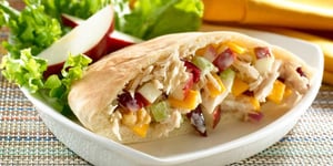 Photo de la Recette: Pitas au Thon, aux Pommes et au Cheddar