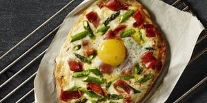 Photo de la Recette: Pizza Asperges et Prosciutto avec un Oeuf