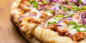 Photo de la Recette: Pizza au Poulet et Fromage