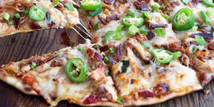 Pizza au Poulet Grillé, au Miel et à la Sauce Sriracha