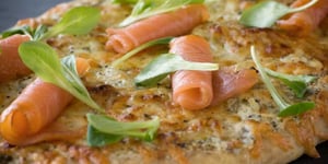 Photo de la Recette: Pizza au Saumon Fumé Crème Fraîche aux Herbes et Ail Confit et Compote d’oignons