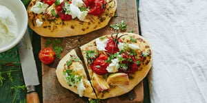 Photo de la Recette: Pizza aux Artichauts Tomates Mozzarella et Cerfeuil