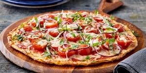 Photo de la Recette: PIZZA AUX TOMATES ET AU BASILIC AVEC CROÛTE DE CHOU-FLEUR