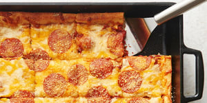 Pizza Épaisse dans un Plat