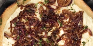 Photo de la Recette: PIZZA FINE AUX OIGNONS ET SAUCE CRÉMEUSE À BASE DE FROMAGE LE CABROUET