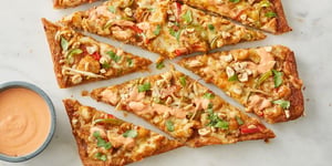 Photo de la Recette: Pizza Thaïlandaise au Poulet et à la Sauce Sriracha