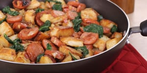 POÊLÉE DE POMMES DE TERRE AUX SAUCISSES