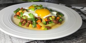 Poêlée D'oeufs Légumes et Fèves au Lard