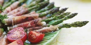 Photo de la Recette: POINTES D'ASPERGES GRILLÉES ENROBÉES DE PROSCIUTTO