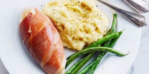 Photo de la Recette: POITRINE DE POULET ENROBÉE DE PROSCIUTTO, PURÉE AU BRIE ET HARICOTS VERTS