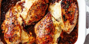 Poitrines de Poulet Désossées Farcies aux Oignons Caramélisés et au Fromage Fondu