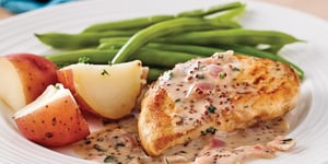 Photo de la Recette: Poitrines de Poulet, Sauce Minute à la Crème de Moutarde