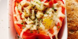 Photo de la Recette: POIVRONS DOUX FARCIS AU POULET ET AUX ŒUFS, CUITS AU FOUR