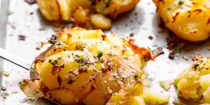 Pommes de Terre Écrasées au Beurre de Parmesan Croustillant à L'ail