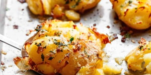 Pommes de Terre Écrasées au Beurre de Parmesan Croustillant à L'ail